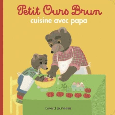 Petit ours brun cuisine avec papa
