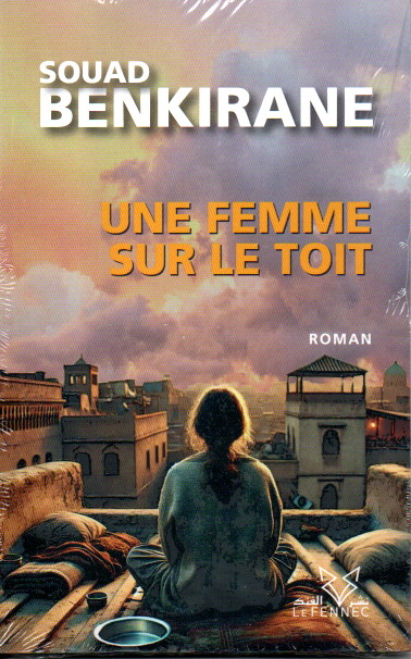 Une femme sur le toit